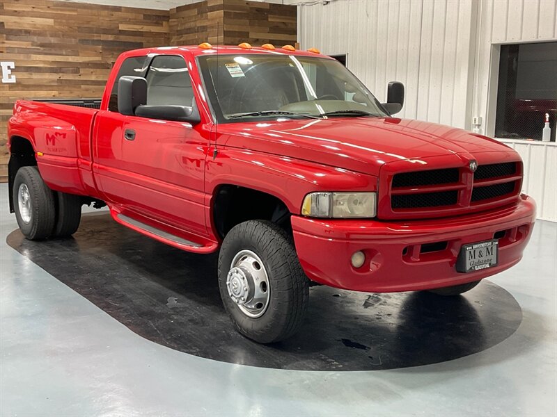 2000 Dodge Ram 3500 SLT Laramie 4X4 / 5.9L DIESEL / DUALLY / 97K MILES  /1-OWNER NO RUST - Photo 2 - Gladstone, OR 97027