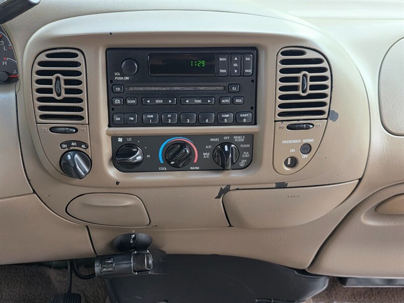 2001 Ford F-150 LARIAT4X4 BF-GOODRICH TIRES LEATHER / 6-PASSENGER / MATCHING CANOPY / LOCAL FRESH TRADE-IN - Photo 18 - Portland, OR 97217