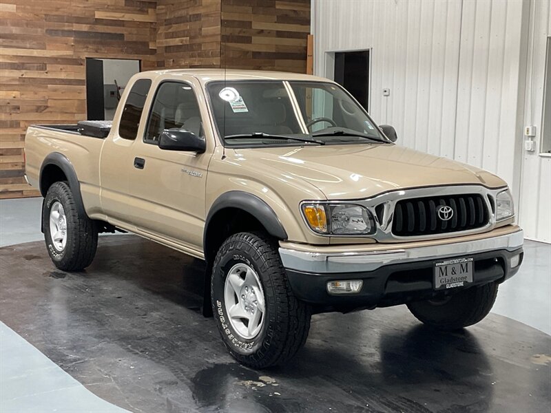 2003 Toyota Tacoma SR5 4X4 / 2.7L 4Cyl/ 5-SPEED MANUAL / 83,000 MILES  / LOCAL TRUCK w. ZERO RUST - Photo 2 - Gladstone, OR 97027