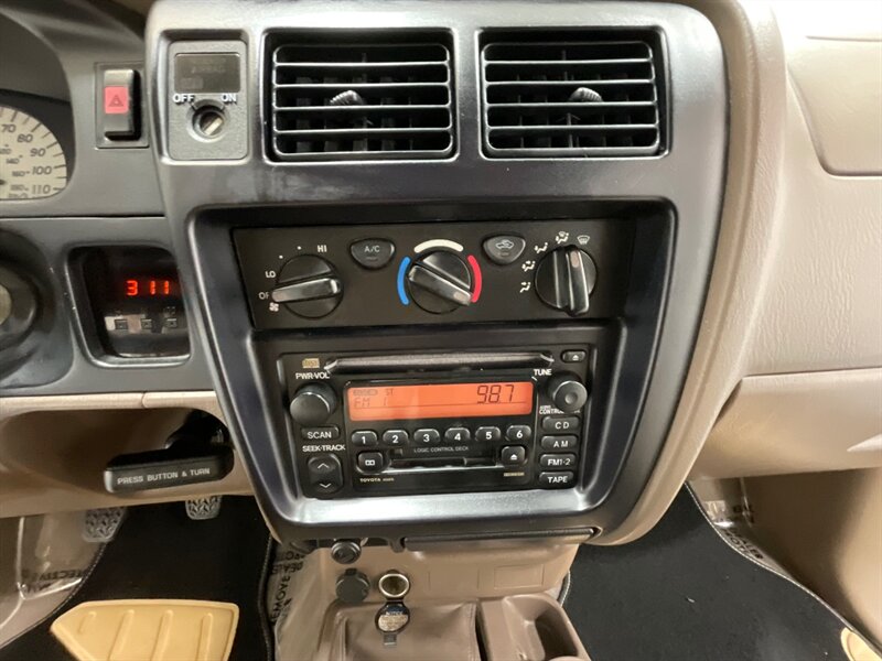 2003 Toyota Tacoma SR5 4X4 / 2.7L 4Cyl/ 5-SPEED MANUAL / 83,000 MILES  / LOCAL TRUCK w. ZERO RUST - Photo 19 - Gladstone, OR 97027