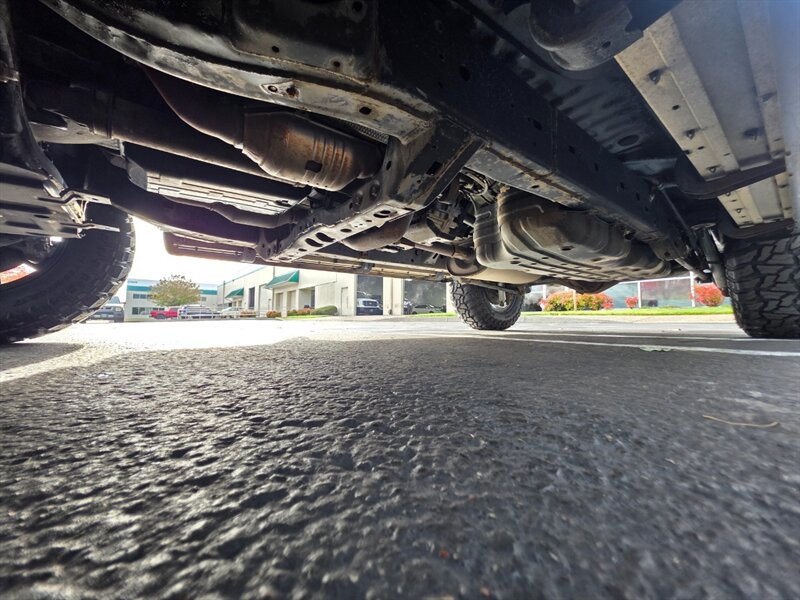 2005 Toyota 4Runner SR5 / V6 / 4X4 / DIFFERENTIAL LOCKER / LEATHER  / NEW LIFT / NEW TIRES / BLACKED OUT / SERVICE RECORDS !! - Photo 32 - Portland, OR 97217