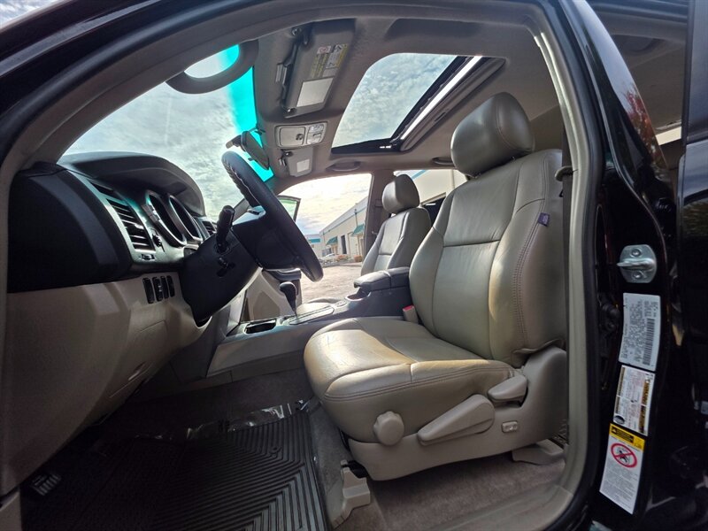 2005 Toyota 4Runner SR5 / V6 / 4X4 / DIFFERENTIAL LOCKER / LEATHER  / NEW LIFT / NEW TIRES / BLACKED OUT / SERVICE RECORDS !! - Photo 13 - Portland, OR 97217