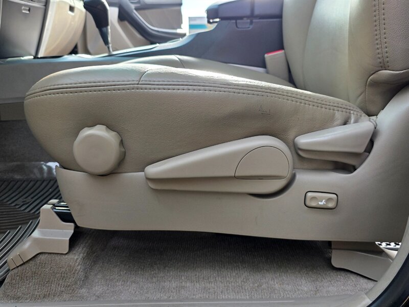 2005 Toyota 4Runner SR5 / V6 / 4X4 / DIFFERENTIAL LOCKER / LEATHER  / NEW LIFT / NEW TIRES / BLACKED OUT / SERVICE RECORDS !! - Photo 39 - Portland, OR 97217