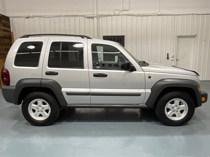 2006 Jeep Liberty Sport 4X4 / V6 / LOCAL SUV / ONLY 70,000 MILES  / ZERO RUST / TOWING PKG - Photo 4 - Gladstone, OR 97027