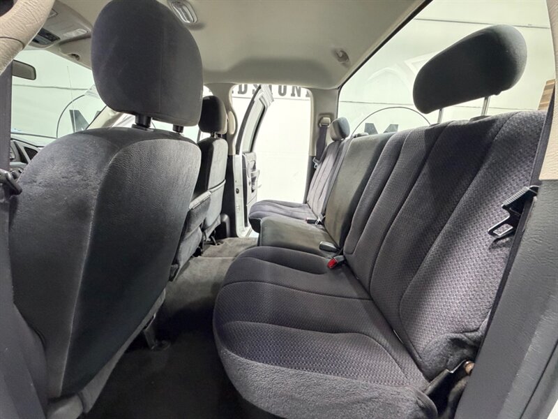 2004 Dodge Ram 2500 SLT 5.9L Cummins Diesel 6-SPEED MANUAL /49K MILES /BRAND NEW TIRES .ZERO RUST - Photo 13 - Gladstone, OR 97027