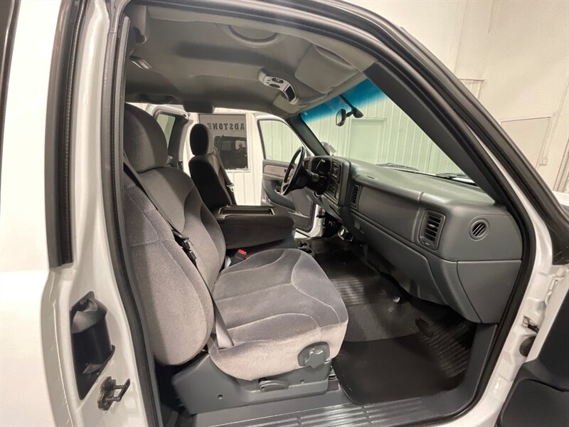 2002 GMC Sierra 2500HD SLE Extended Cab 4X4 / 8.1L V8 / 73,000 MILES  / LONG BED / LOCAL OREGON TRUCK / ZERO RUST - Photo 15 - Gladstone, OR 97027