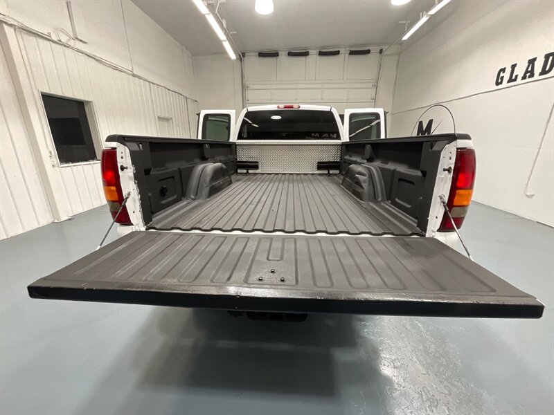 2002 GMC Sierra 2500HD SLE Extended Cab 4X4 / 8.1L V8 / 73,000 MILES  / LONG BED / LOCAL OREGON TRUCK / ZERO RUST - Photo 10 - Gladstone, OR 97027