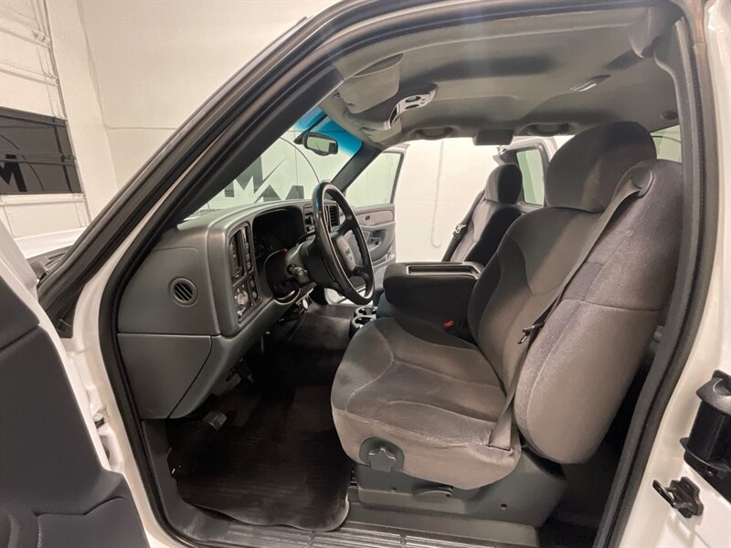 2002 GMC Sierra 2500HD SLE Extended Cab 4X4 / 8.1L V8 / 73,000 MILES  / LONG BED / LOCAL OREGON TRUCK / ZERO RUST - Photo 13 - Gladstone, OR 97027