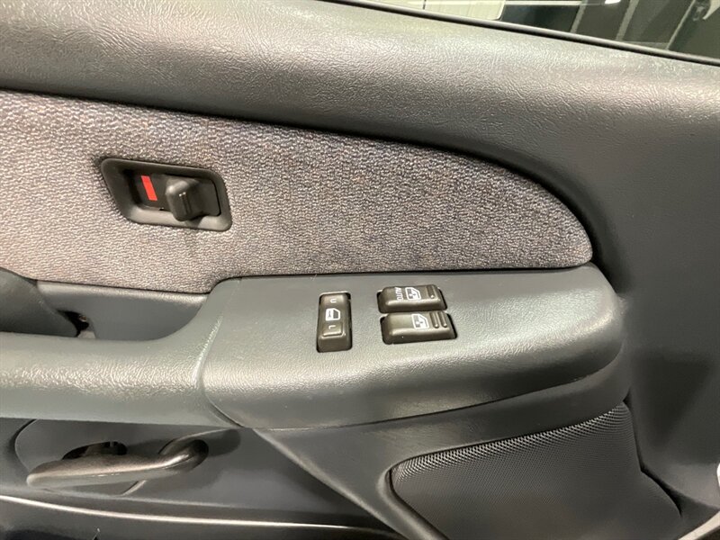 2002 GMC Sierra 2500HD SLE Extended Cab 4X4 / 8.1L V8 / 73,000 MILES  / LONG BED / LOCAL OREGON TRUCK / ZERO RUST - Photo 34 - Gladstone, OR 97027