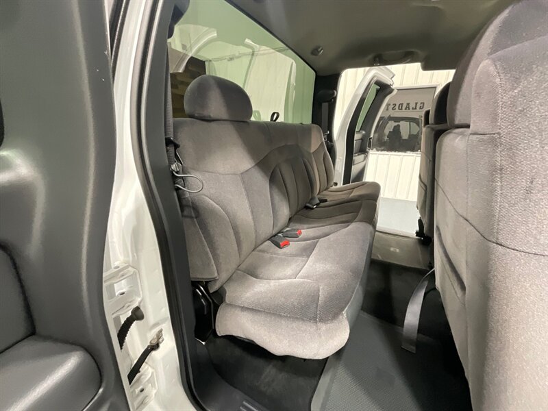 2002 GMC Sierra 2500HD SLE Extended Cab 4X4 / 8.1L V8 / 73,000 MILES  / LONG BED / LOCAL OREGON TRUCK / ZERO RUST - Photo 14 - Gladstone, OR 97027