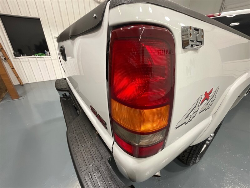 2002 GMC Sierra 2500HD SLE Extended Cab 4X4 / 8.1L V8 / 73,000 MILES  / LONG BED / LOCAL OREGON TRUCK / ZERO RUST - Photo 28 - Gladstone, OR 97027