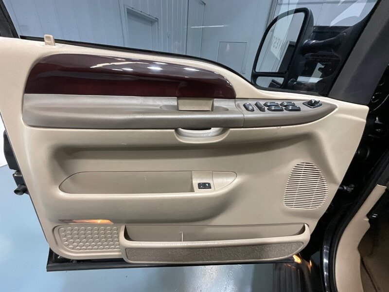 2002 Ford Excursion Limited 4X4 / 7.3L DIESEL / ONLY 92,000 MILES / 100% ZERO RUST / NEW TIRES / ALL STOCK / COLLECTOR QUALITY - Photo 35 - Gladstone, OR 97027