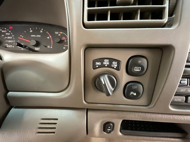 2002 Ford Excursion Limited 4X4 / 7.3L DIESEL / ONLY 92,000 MILES / 100% ZERO RUST / NEW TIRES / ALL STOCK / COLLECTOR QUALITY - Photo 18 - Gladstone, OR 97027