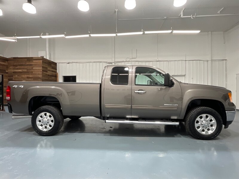 2011 GMC Sierra 2500HD SLT 4X4 / 6.6L Duramax Diesel / LOCAL/ 50K MILES  / ZERO RUST / Long Bed / Leather Heated Seats / Backup Camera /BRAND NEW TIRES - Photo 4 - Gladstone, OR 97027