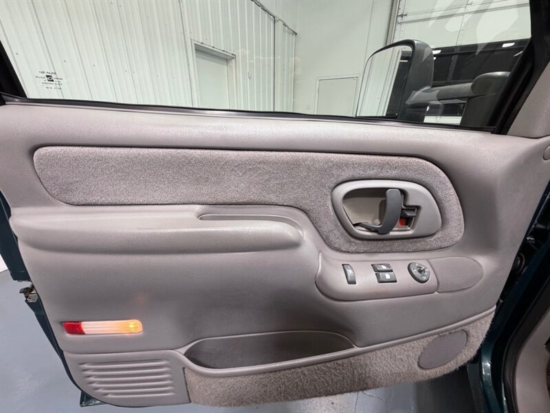 1997 Chevrolet C/K 2500 C2500 Silverado 6.5L TURBO DIESEL  / ZERO RUST / 115K Miles - Photo 31 - Gladstone, OR 97027