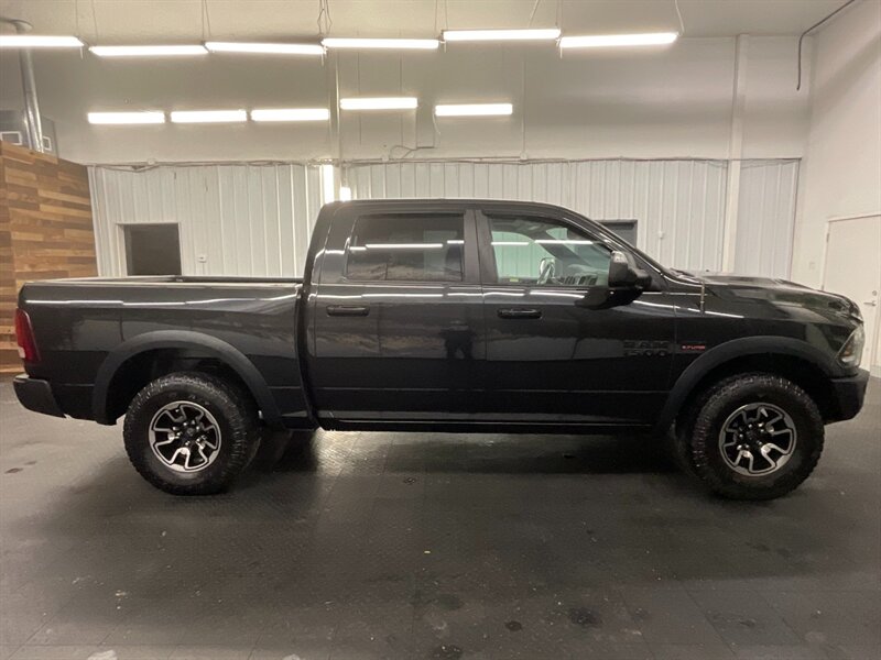 2016 RAM 1500 Rebel Crew Cab 4X4 / 5.7L V8 HEMI /Leather Sunroof  Leather &Heated Seats / Sunroof / Backup Camera / CLEAN & SHARP !! - Photo 4 - Gladstone, OR 97027