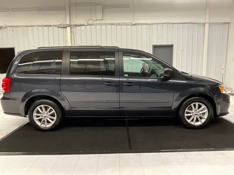 2014 Dodge Grand Caravan SXT MiniVan / 3.6L V6 / 7-Passenger  / CLEAN VAN / CLEAN INSIDE & OUT !! - Photo 4 - Gladstone, OR 97027