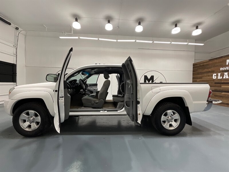 2009 Toyota Tacoma 4X4 / 2.7L 4Cyl / 5-SPEED MANUAL / NEW TIRES  / ZERO RUST / BACKUP CAMERA - Photo 11 - Gladstone, OR 97027