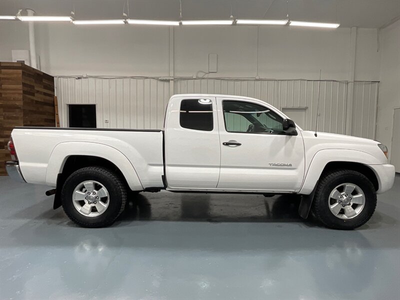 2009 Toyota Tacoma 4X4 / 2.7L 4Cyl / 5-SPEED MANUAL / NEW TIRES  / ZERO RUST / BACKUP CAMERA - Photo 4 - Gladstone, OR 97027