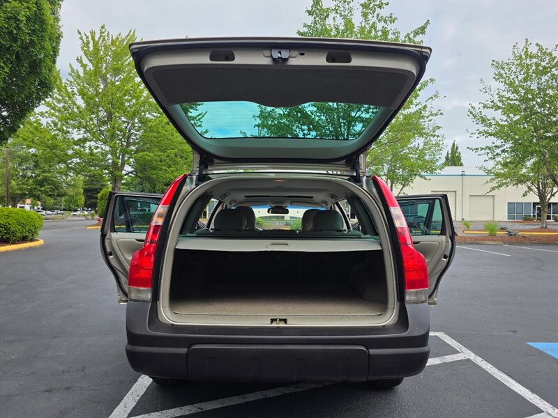 2003 Volvo XC70 Cross Country / AWD / IMMACULATE / 45,000 MILES !! / All Wheel Drive / Leather / Sunroof / Extremely Low Miles - Photo 20 - Portland, OR 97217