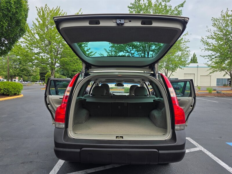 2003 Volvo XC70 Cross Country / AWD / IMMACULATE / 45,000 MILES !! / All Wheel Drive / Leather / Sunroof / Extremely Low Miles - Photo 31 - Portland, OR 97217