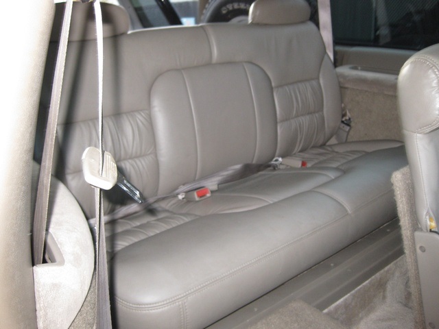 1998 Chevrolet Suburban 4WD Leather / 8-Passenger / Loaded / SHARP!   - Photo 27 - Portland, OR 97217