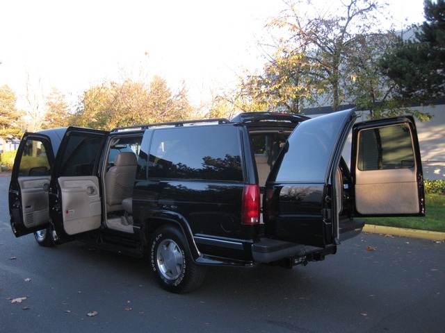 1998 Chevrolet Suburban 4WD Leather / 8-Passenger / Loaded / SHARP!   - Photo 11 - Portland, OR 97217