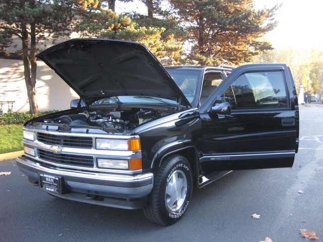 1998 Chevrolet Suburban 4WD Leather / 8-Passenger / Loaded / SHARP!   - Photo 9 - Portland, OR 97217