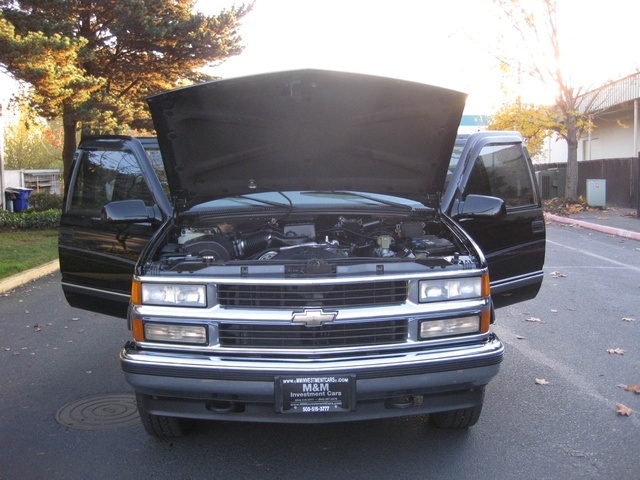 1998 Chevrolet Suburban 4WD Leather / 8-Passenger / Loaded / SHARP!   - Photo 17 - Portland, OR 97217