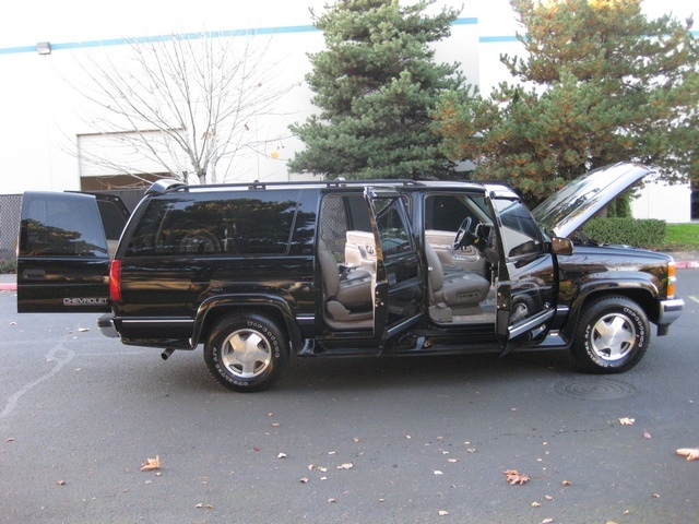 1998 Chevrolet Suburban 4WD Leather / 8-Passenger / Loaded / SHARP!   - Photo 15 - Portland, OR 97217