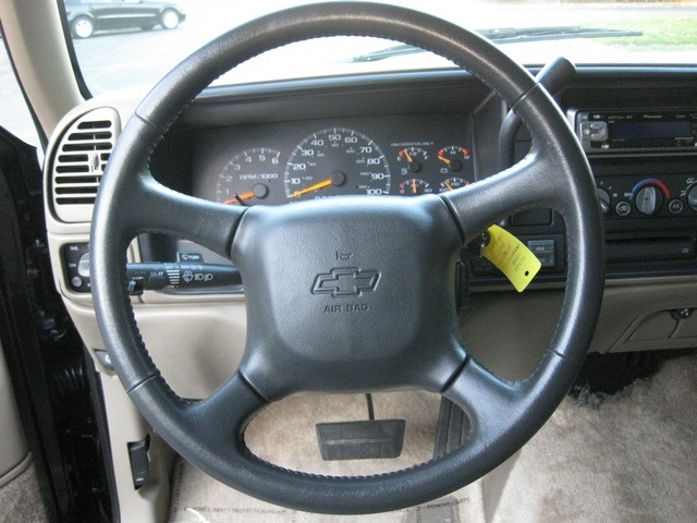 1998 Chevrolet Suburban 4WD Leather / 8-Passenger / Loaded / SHARP!   - Photo 29 - Portland, OR 97217