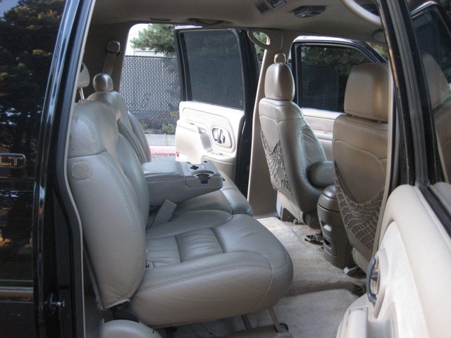 1998 Chevrolet Suburban 4WD Leather / 8-Passenger / Loaded / SHARP!   - Photo 25 - Portland, OR 97217