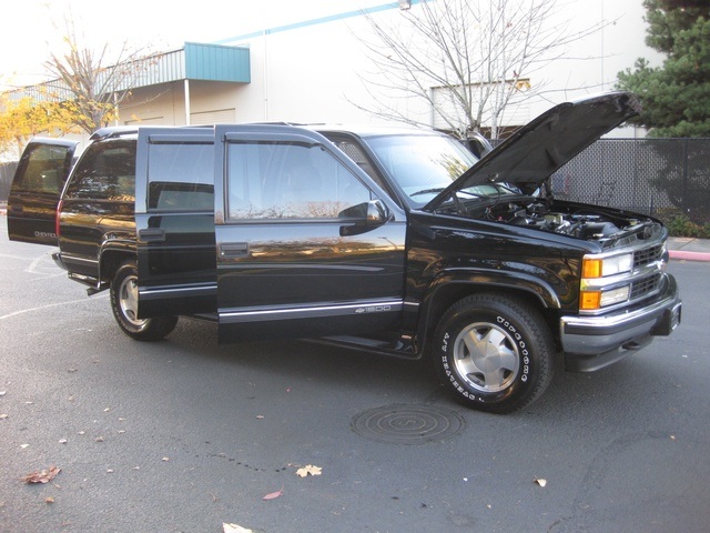 1998 Chevrolet Suburban 4WD Leather / 8-Passenger / Loaded / SHARP!   - Photo 16 - Portland, OR 97217