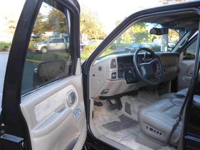 1998 Chevrolet Suburban 4WD Leather / 8-Passenger / Loaded / SHARP!   - Photo 19 - Portland, OR 97217