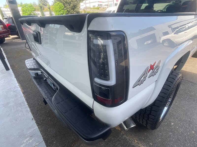 2005 GMC Sierra 2500 SLE Crew Cab 4X4 / 6.6L DIESEL / LIFTED  / RUST FREE / Excel Cond - Photo 28 - Gladstone, OR 97027