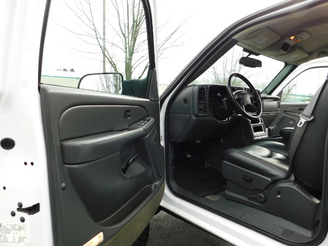 2005 GMC Sierra 2500 4X4 / Leather / 6.6L Duramax Diesel / LIFTED LIFTE   - Photo 13 - Portland, OR 97217