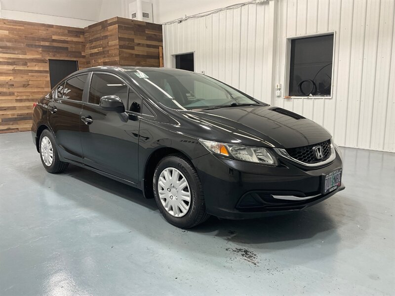 2013 Honda Civic LX Sedan / 1.8L 4Cyl / Backup camera / NEW TIRES  / LOCAL CAR - Photo 2 - Gladstone, OR 97027