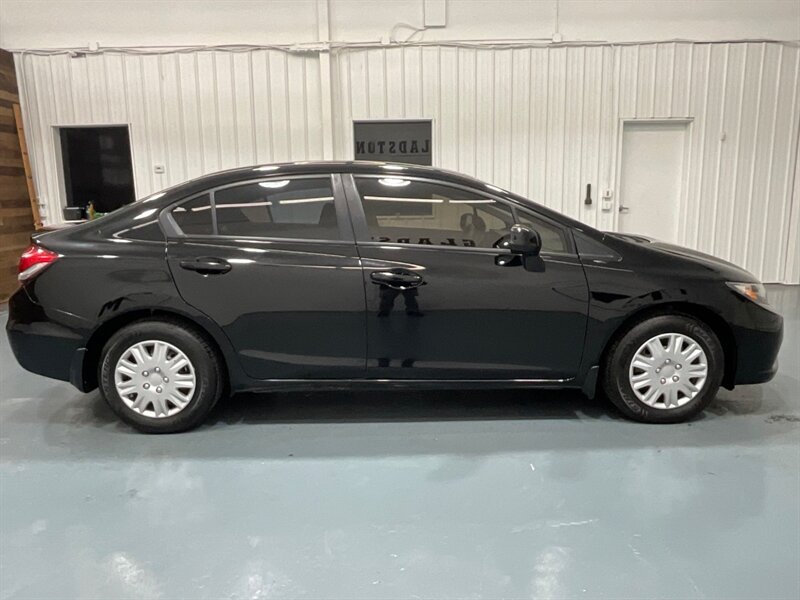 2013 Honda Civic LX Sedan / 1.8L 4Cyl / Backup camera / NEW TIRES  / LOCAL CAR - Photo 4 - Gladstone, OR 97027