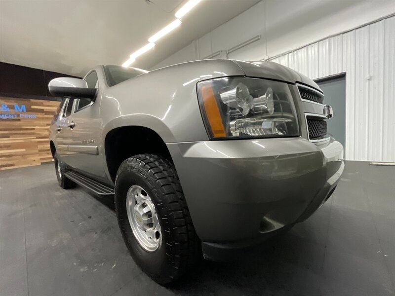 2007 Chevrolet Suburban LT 2500 4X4 / 6.0L V8 / Leather Heated Seats  NEW TIRES /3/4 TON / SUNROOF / LUGGAGE RACK / RUST FREE / 3RD ROW SEAT / SHARP & CLEAN!! - Photo 9 - Gladstone, OR 97027