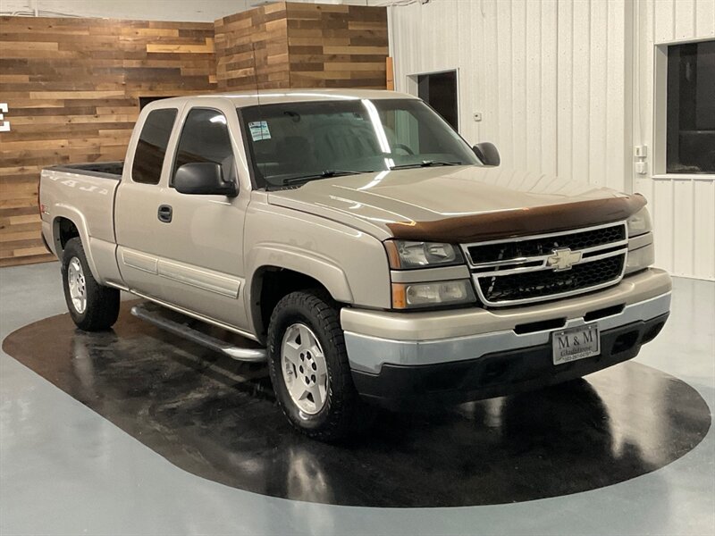 2007 Chevrolet Silverado 1500 Classic LT 4-Door / 4X4 / 5.3L V8 / Z-71 OFF RD /RUST FREE  / LOCAL TRUCK / GREAT CONDITION - Photo 2 - Gladstone, OR 97027