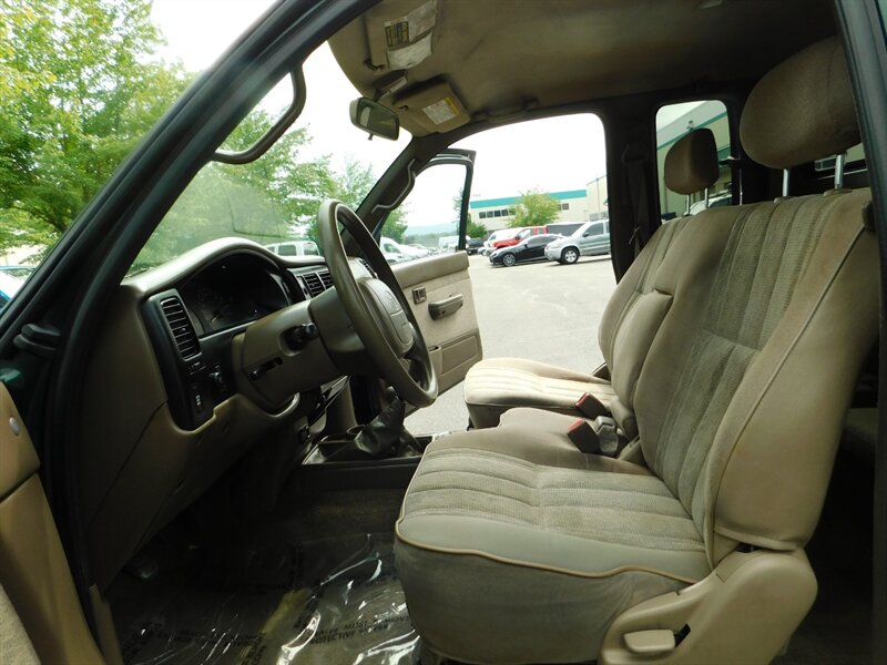 1999 Toyota Tacoma SR5 V6 4X4 /TRD OFF RD/ 5-SPEED / REAR  DIFF LOCKS   - Photo 15 - Portland, OR 97217