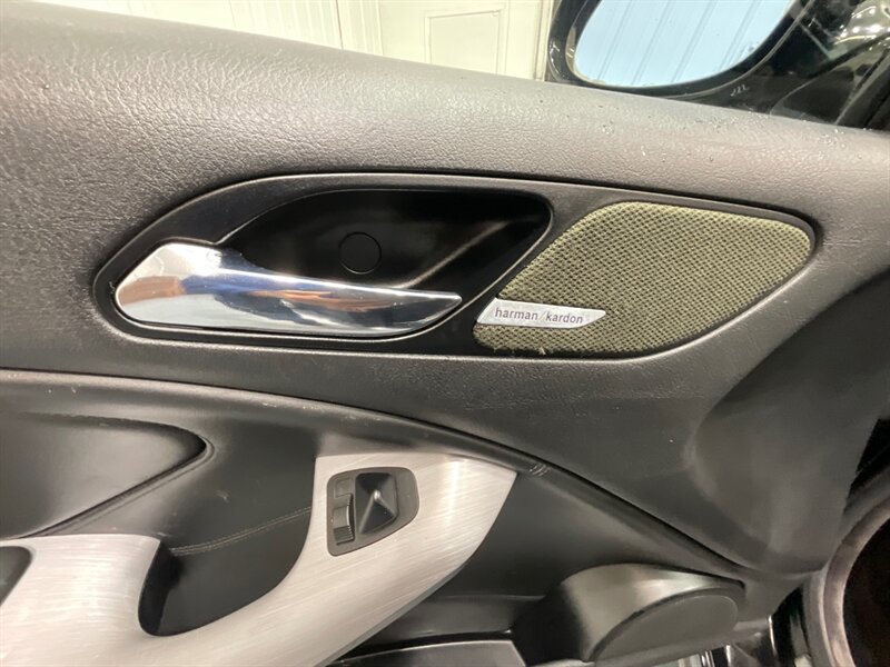 2005 BMW M3 Convertible / 3.2L 6Cyl / 6-SPEED MANUAL/69K MILES / Leather Heated Seats / Navigation / BRAND NEW TIRES / ZERO RUST - Photo 21 - Gladstone, OR 97027