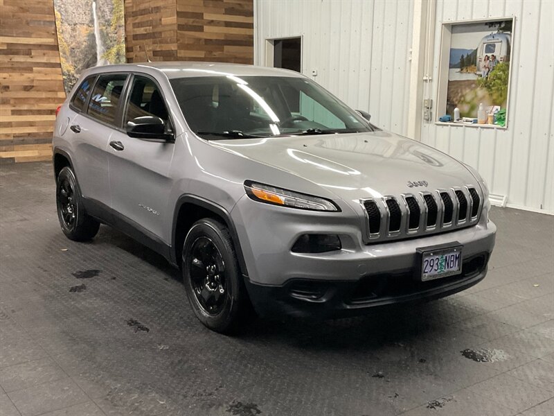 2014 Jeep Cherokee Sport Sport Utility / 2.4 L 4Cyl /ONLY 39,000 MILE  LOCAL OREGON JEEP / CLEAN & SHARP - Photo 2 - Gladstone, OR 97027