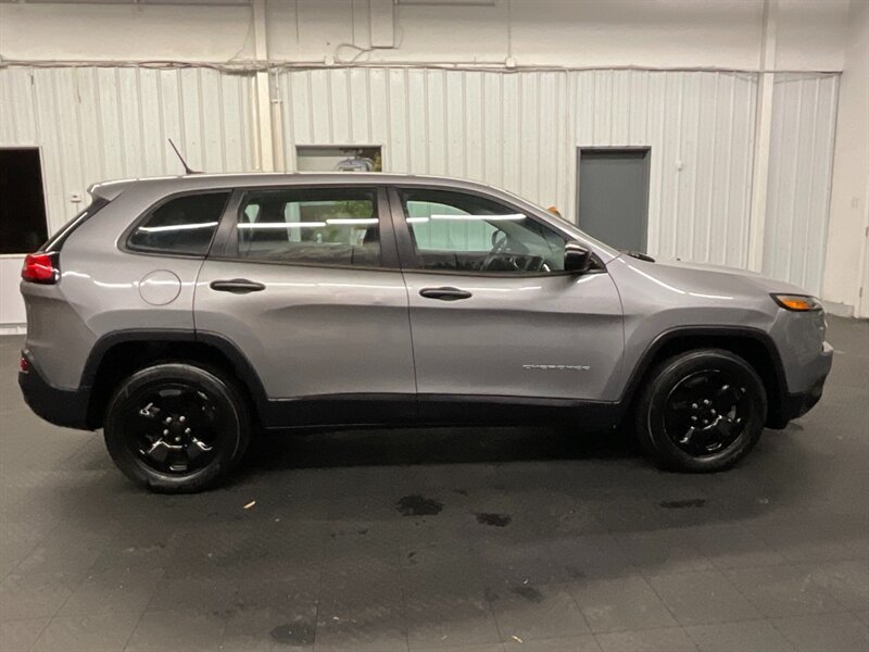 2014 Jeep Cherokee Sport Sport Utility / 2.4 L 4Cyl /ONLY 39,000 MILE  LOCAL OREGON JEEP / CLEAN & SHARP - Photo 4 - Gladstone, OR 97027