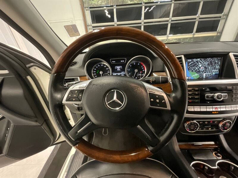 2013 Mercedes-Benz GL 550 4MATIC AWD / 4.6L V8 TWIN TURBO / 3RD SEAT  /Leather w. Heated & Cooled Seats / Navigation & Backup Camera / SHARP & CLEAN - Photo 42 - Gladstone, OR 97027