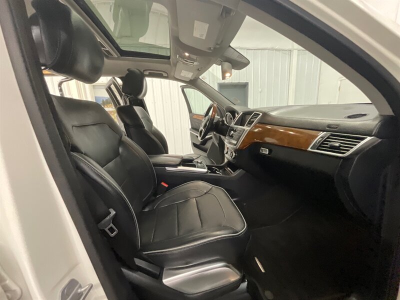 2013 Mercedes-Benz GL 550 4MATIC AWD / 4.6L V8 TWIN TURBO / 3RD SEAT  /Leather w. Heated & Cooled Seats / Navigation & Backup Camera / SHARP & CLEAN - Photo 14 - Gladstone, OR 97027