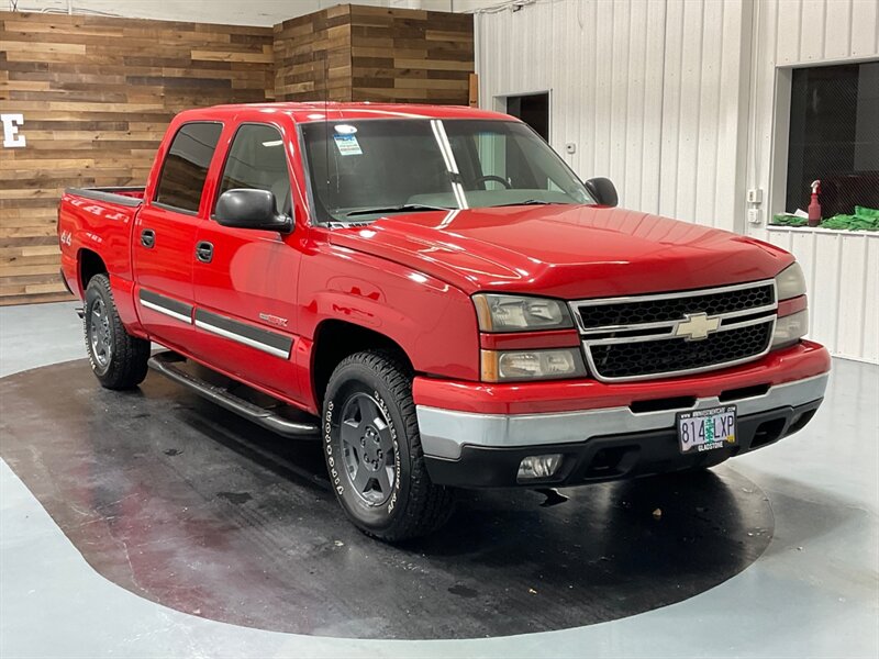 2006 Chevrolet Silverado 1500 LT Crew Cab 4X4 / 6.0L V8 / Leather Heated Seats  / LOCAL NO RUST - Photo 2 - Gladstone, OR 97027