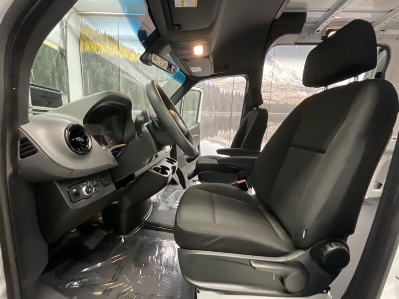 2020 Mercedes-Benz Sprinter 2500 CARGO VAN / 3.0L V6 DIESEL / 1,700 MILES  / HIGH ROOF w. 144 " WB / LIKE NEW - Photo 16 - Gladstone, OR 97027