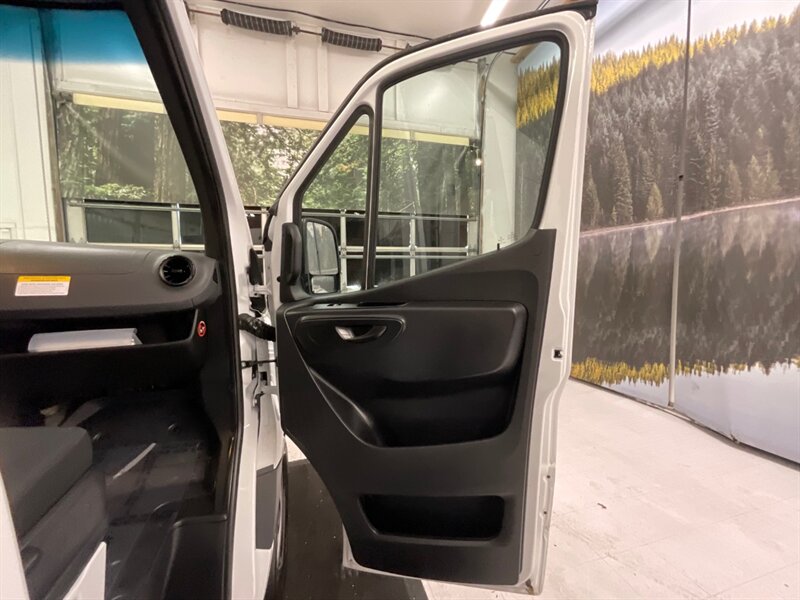 2020 Mercedes-Benz Sprinter 2500 CARGO VAN / 3.0L V6 DIESEL / 1,700 MILES  / HIGH ROOF w. 144 " WB / LIKE NEW - Photo 35 - Gladstone, OR 97027