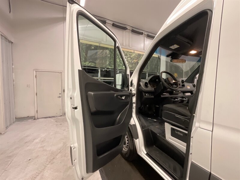 2020 Mercedes-Benz Sprinter 2500 CARGO VAN / 3.0L V6 DIESEL / 1,700 MILES  / HIGH ROOF w. 144 " WB / LIKE NEW - Photo 33 - Gladstone, OR 97027